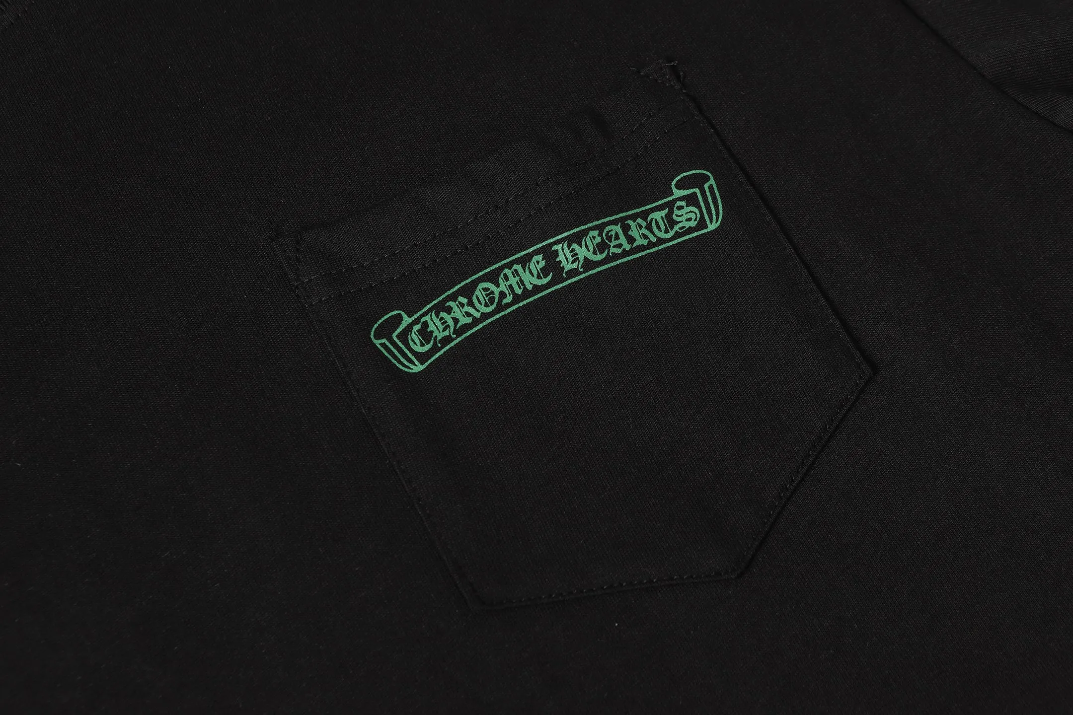P160 Chrome Hearts CH Chrome Hearts Color Overlay Cross Print Short Sleeve T-shirt Uses direct injection imported machine printing. Hardware and accessories are all milled and customized. Correct configuration. Black 2025 Chrome Hearts ZP packaging. 260 grams of custom dyed double yarn cotton. Large version. Loose and stylish. Different from lower versions, slim and long version with upper body and hip stretch. 100% commitment: top quality. Not fast food. Highest version on the market. Top quality - different from ordinary versions on the market. If you care about quality, you should also respect the price. Absolutely 0 after-sales service and 0 return rate so far. It’s hard not to love the style - 260g double yarn cotton custom dyed fabric - Correct high-density main mark, washed tag, hand-sewn